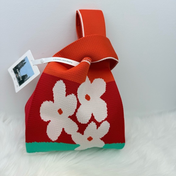 NWT Red Flower Compact Stylish Essentials Handheld Bag - Picture 3 of 6